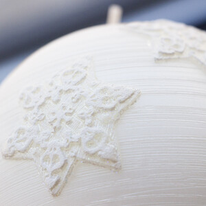 Zauberhafte weie Kugelkerze mit winterlichem Motiv  10 cm
